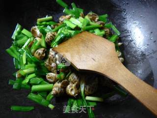 韭菜炒花螺的做法步骤：8