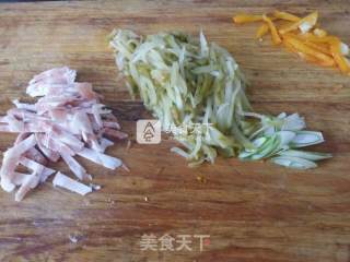 榨菜炒肉丝的做法步骤：2