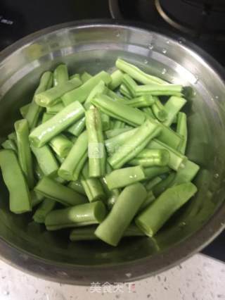 四季豆炒肉的做法步骤：1