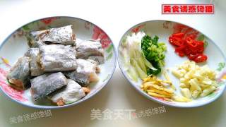 糖醋带鱼的做法步骤：1