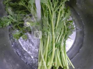 鲜虾炒茼蒿的做法步骤：2