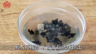家常味【笨椒木耳炒鸭蛋】的做法步骤：2