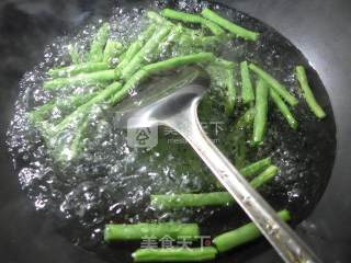 腐竹五花肉炒梅豆的做法步骤：3
