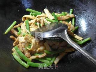 腐竹五花肉炒梅豆的做法步骤：7