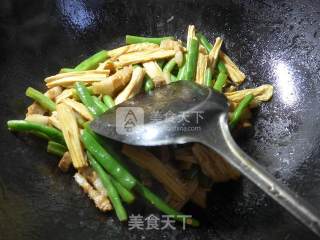腐竹五花肉炒梅豆的做法步骤：9