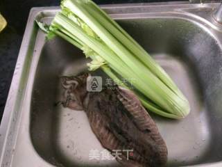 西芹拌墨鱼的做法步骤：1