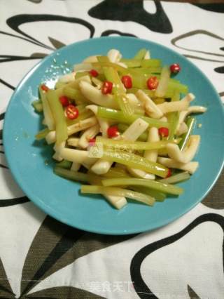 西芹拌墨鱼的做法步骤：7