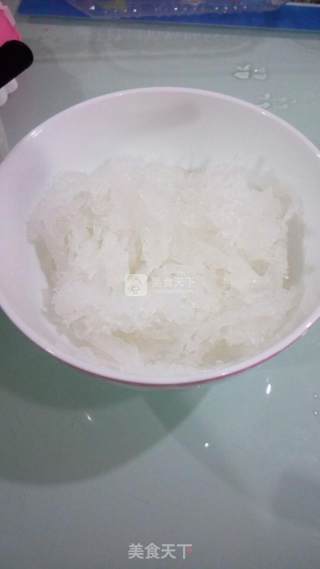 冰糖雪梨炖燕窝的做法步骤：1