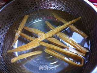 腐竹拌黑木耳的做法步骤：1
