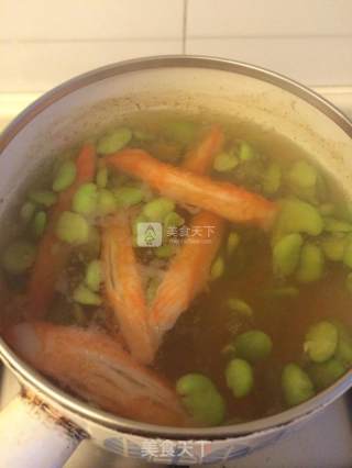 蟹肉蚕豆蛋汤的做法步骤：2