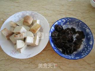 黑木耳炖冻豆腐的做法步骤：1