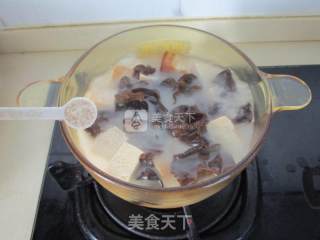 黑木耳炖冻豆腐的做法步骤：7