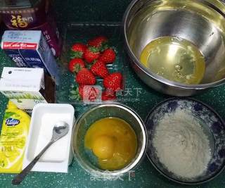 草莓奶油蛋糕卷的做法步骤：1