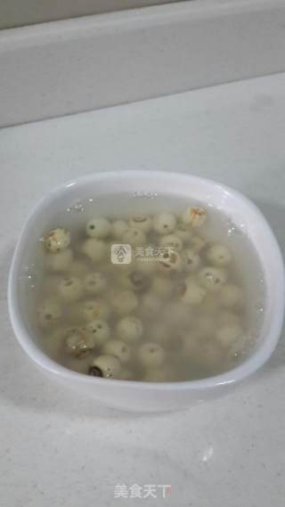 冰糖莲子甜汤的做法步骤：2