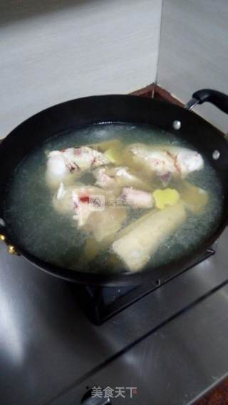 简单的牛骨汤的做法步骤：2