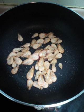 韭菜炒酥虾的做法步骤：3