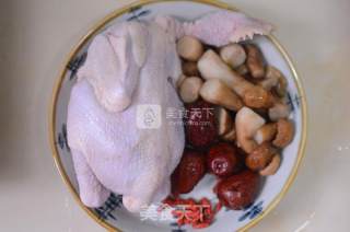 【养生汤】养血补虚——牛肝菌童子鸡汤的做法步骤：2