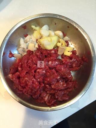 凉瓜炒牛肉的做法步骤：1