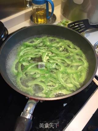 凉瓜炒牛肉的做法步骤：2