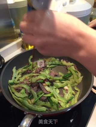 凉瓜炒牛肉的做法步骤：4
