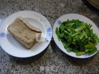 韭菜炒烤麸的做法步骤：1