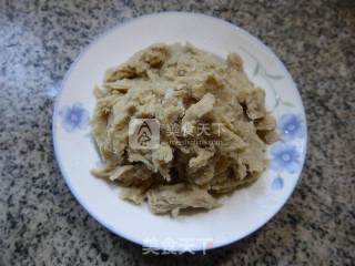 韭菜炒烤麸的做法步骤：2