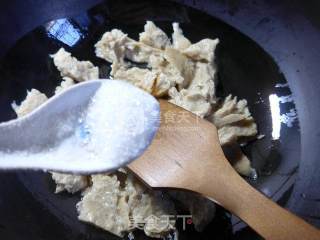韭菜炒烤麸的做法步骤：5
