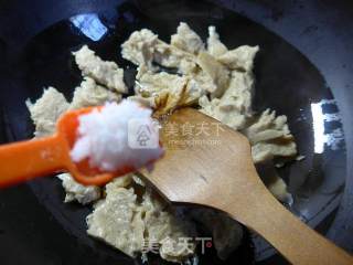 韭菜炒烤麸的做法步骤：6
