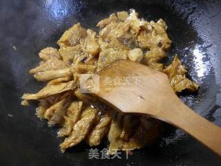 韭菜炒烤麸的做法步骤：7