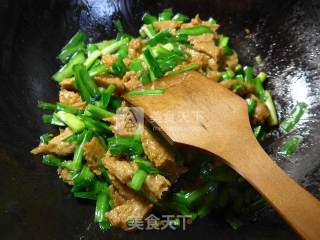 韭菜炒烤麸的做法步骤：8