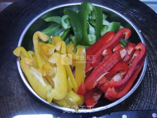 彩椒炒花甲肉的做法步骤：4