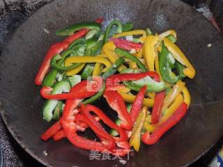 彩椒炒花甲肉的做法步骤：5
