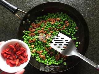 春吃豌豆上班族养颜明眸法宝豌豆枸杞炒肉的做法步骤：6