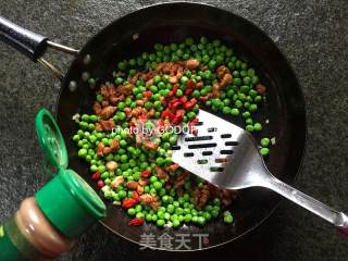 春吃豌豆上班族养颜明眸法宝豌豆枸杞炒肉的做法步骤：8