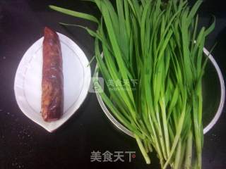 麻辣香肠炒韭菜的做法步骤：1