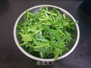 麻辣香肠炒韭菜的做法步骤：2