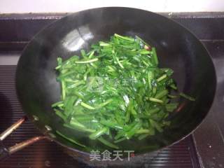 麻辣香肠炒韭菜的做法步骤：4