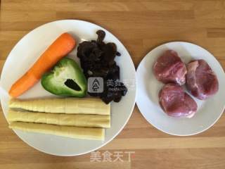 鱼香肉丝的做法步骤：1