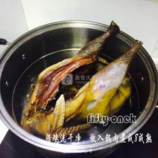 手撕腊鸡炖板栗的做法步骤：1