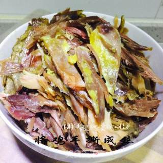手撕腊鸡炖板栗的做法步骤：2