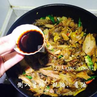 手撕腊鸡炖板栗的做法步骤：15