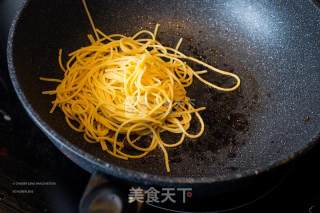 迷迭香蒜培根蛋面 Rosemary and Garlic Carbonara Spaghetti的做法步骤：5