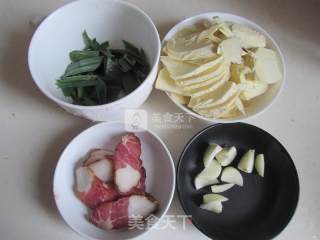 腊肉炒冬笋的做法步骤：1