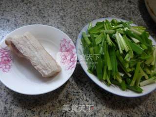 五花肉韭菜的做法步骤：1