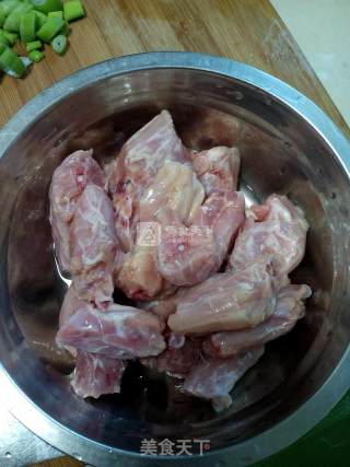 土豆炖鸡脖的做法步骤：1