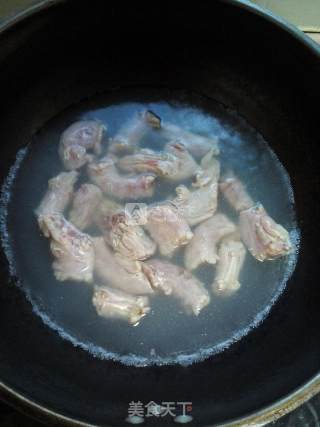土豆炖鸡脖的做法步骤：2