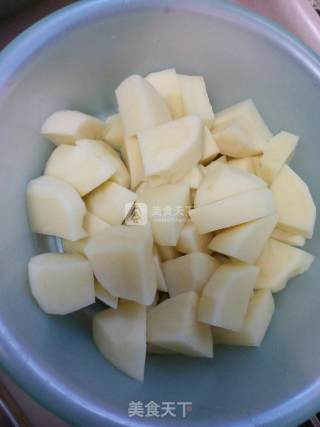 土豆炖鸡脖的做法步骤：3