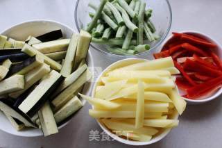 茄子土豆豆角的做法步骤：2