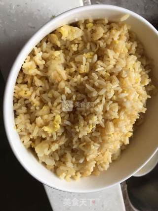沙茶牛肉蛋炒饭的做法步骤：1