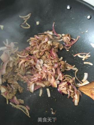 沙茶牛肉蛋炒饭的做法步骤：2